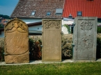 Alte Grabsteine an der evangelischen Kirche Wisselshausen