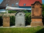 Alte Grabsteine an der evangelischen Kirche Wisselshausen